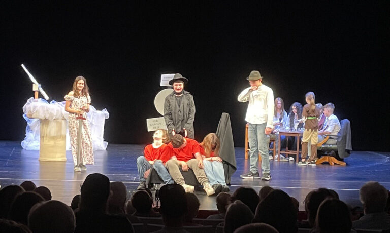 Grandioses Finale der Theatergruppe der PSK mit KERSCHGEIST & CORONA auf der Bühne des Stadttheaters