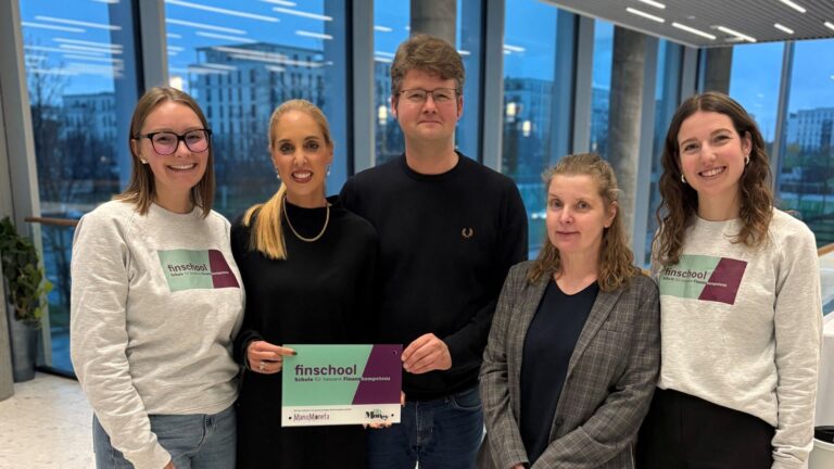 Verleihung der Finschool-Plakette zur Bescheinigung der Partnerschaft mit der finlit foundation gGmbH